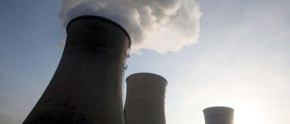 Aus den Kühltürmen des Kohlekraftwerkes von Xining in China steigt Dampf auf (Archivbild).