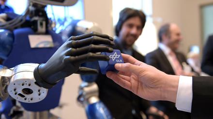 Hand in Hand. Künftig sollen Roboter und Menschen in der Industrie ganz eng zusammenarbeiten.