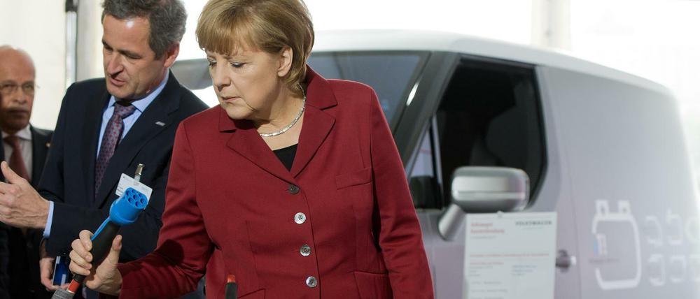 Am Stecker. Bundeskanzlerin Angela Merkel (CDU) diskutiert derzeit über eine zusätzliche Förderung der Elektromobilität.