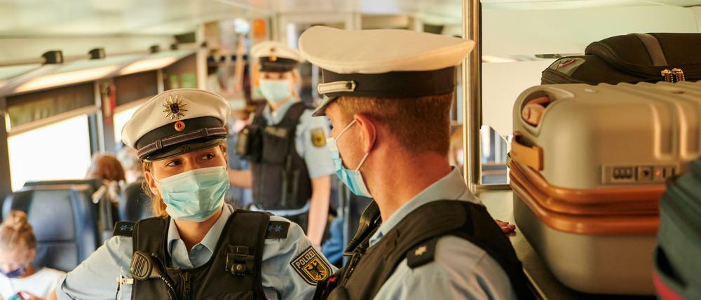Notfalls kommt die Polizei: Maskenverweigerer können aus dem Zug geworfen werden. 
