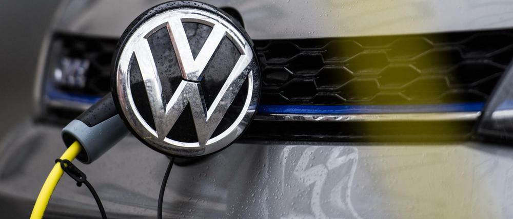 Ein Volkswagen an einer Ladesäule in Mainz
