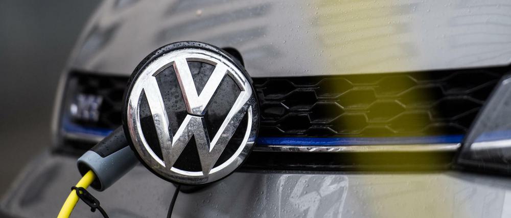 Aufgeladen. Der VW-Konzern geht nicht nur mit der Produktion von E-Autos in die Offensive, sondern auch mit öffentlichen Förderungen. 