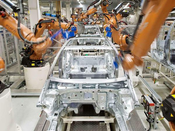 In der Automobilproduktion werden schon seit Jahren Roboter eingesetzt.
