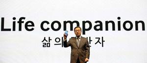 Ein Begleiter fürs Leben. Lee Don-joo, Marketing-Chef des Mobilfunkgeschäfts von Samsung, mit dem Galaxy S4, das am 27. April in die Läden kommt.