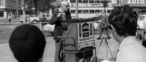 Berlin, 1966: Ein Mann spielt einen Leierkasten auf dem Ku'Damm