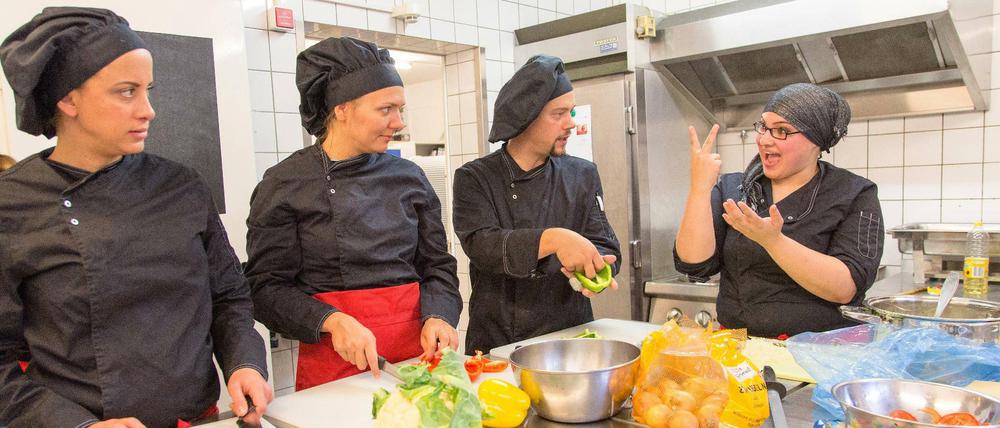 In Frankfurt/Main machen Nicht-Hörende, Hörende und Schwerhörige gemeinsam eine Gastronomie-Ausbildung. Der Start in den Beruf ist ein Schwerpunkt der „Initiative Inklusion“.