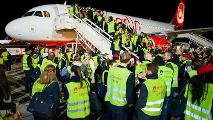Mitarbeiter von Air Berlin nach der Landung der letzten Maschine der Airline in Tegel. 
