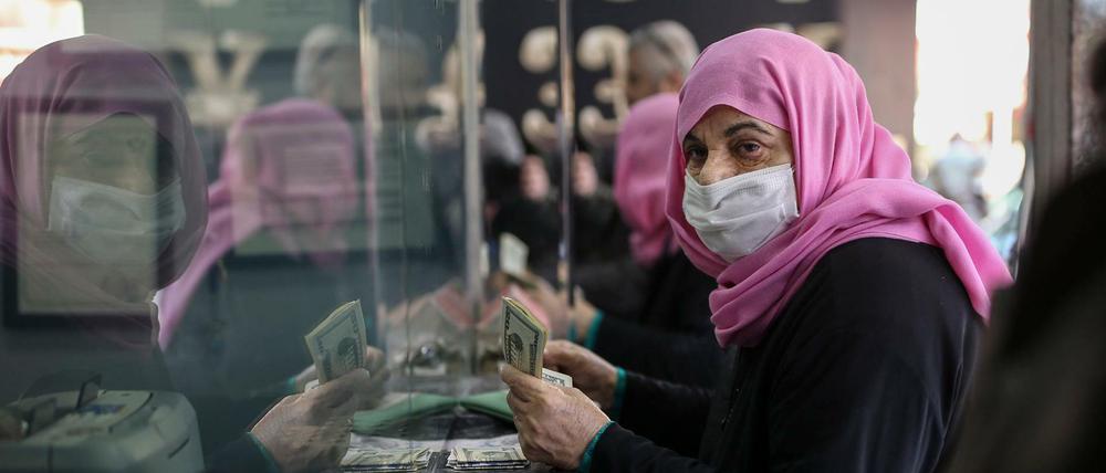 Eine Frau in Istanbul hält US-Dollarnoten in der Hand, während sie in einer Wechselstube türkische Lira wechselt.