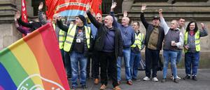 Mick Whelan, Generalsekretär der Lokführer-Gewerkschaft Aslef, schließt sich Gewerkschaftsmitgliedern an der Streikpostenkette vor dem Bahnhof von Newcastle an. Ein Streik der Lokführer-Gewerkschaft Aslef hat in England den Bahnverkehr teilweise lahmgelegt.