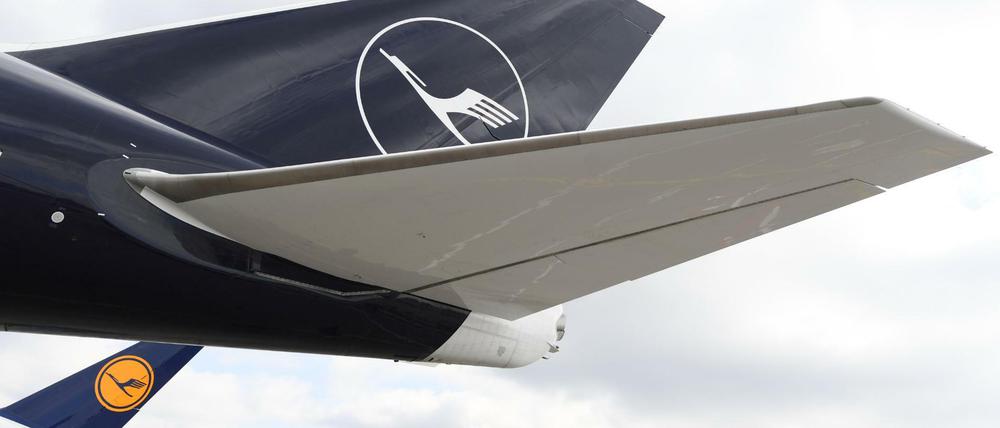 Das Leitwerk einer Lufthansa Boeing 747-800 im neuen Corporate Design des Unternehmens steht vor einem Airbus A380 mit der auslaufenden Lackierung. 