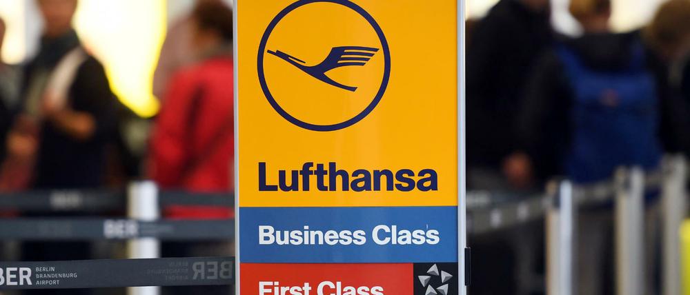 Kunden der Lufthansa warten in Berlin auf dem Flughafen Tegel an einem Lufthansa-Schalter.