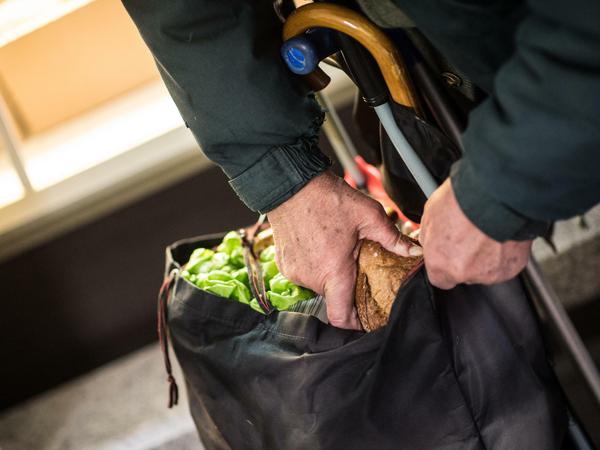 Geschenktes Essen: Die Tafeln helfen hilfsbedürftigen Rentnern mit Lebensmittelspenden. 