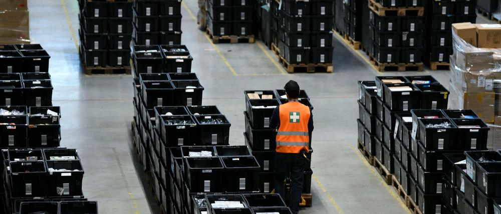 Ein Angestellter arbeitet im Logistikzentrum des Versandhändlers Amazon. 