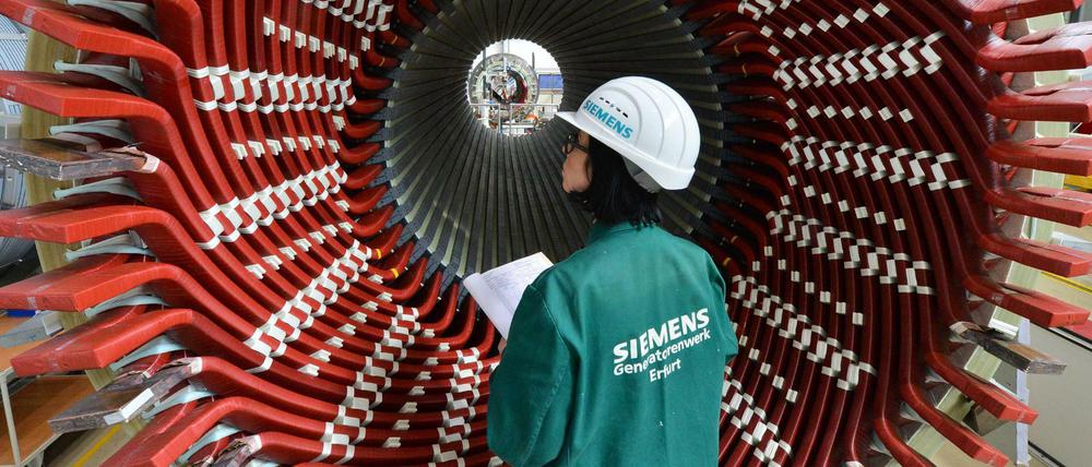 Einen Generatorständer betrachtet Sandra Leißling, Mitarbeiterin der Factory Services, im Siemens-Generatorenwerk in Erfurt.