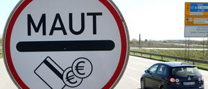 Ausländer zahlen. Bayerns Ministerpräsident Horst Seehofer (CSU) will eine Maut für ausländische Verkehrsteilnehmer auf deutschen Autobahnen.