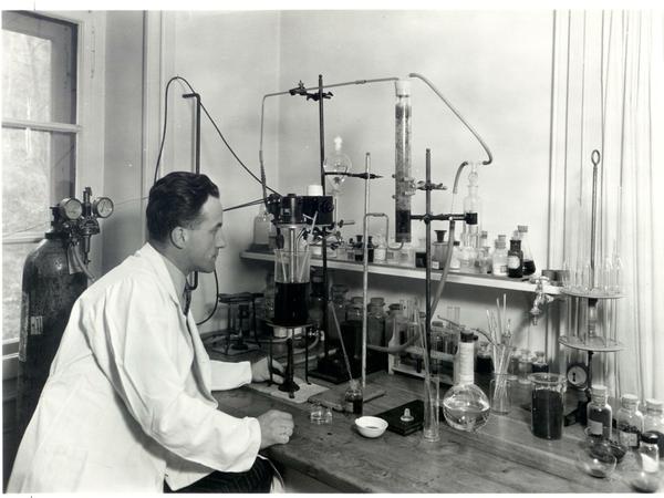 Die undatierte Aufnahme zeigt den Nescafé Erfinder und Chemiker Max Morgenthaler Morgenthaler in seinem Labor.