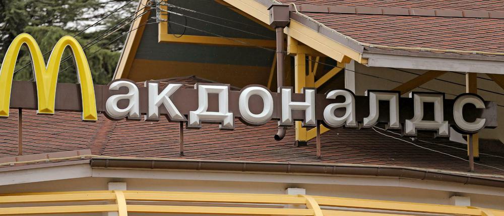 Mit kyrillischen Buchstaben steht McDonalds über einer Filiale in Russland.