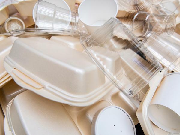 Eine EU-Richtlinie verbietet ab dem 3. Juli die Herstellung zahlreicher Einweg-Plastik-Produkte.