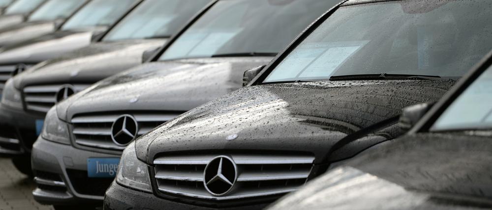 Der Stuttgarter Autobauer Mercedes will erst ab 2017 erste Modelle mit einer CO2-Klimaanlage ausstatten.