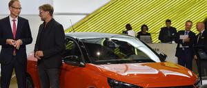 Opel-Chef Michael Lohscheller (l.) und Fußballtrainer/Opel-Werbegesicht Jürgen Klopp neben dem neuen E-Corsa auf der IAA. 