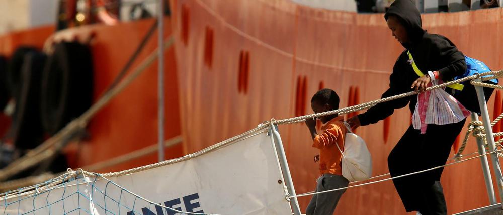 Migranten verlassen das Rettungsschiff "Aquarius.