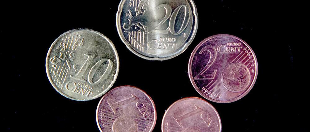 34 Cent liegen auf einem Tisch. Um diesen Betrag steigt der gesetzliche Mindestlohn in Deutschland Anfang 2017. 