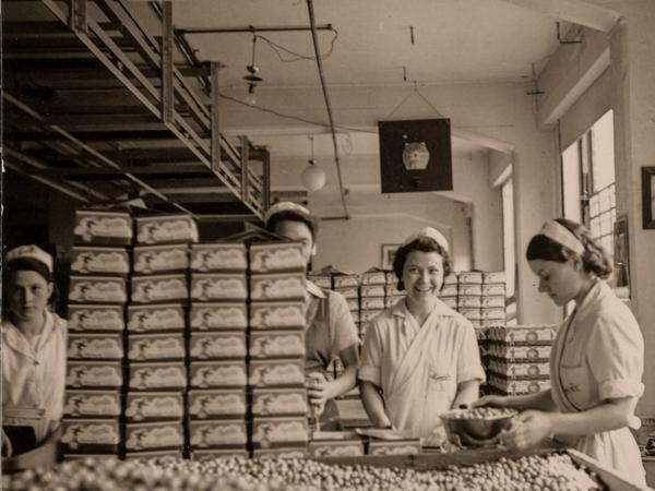 Die Anfänge: Mitarbeiterinnen verpacken 1935 Süßigkeiten. 