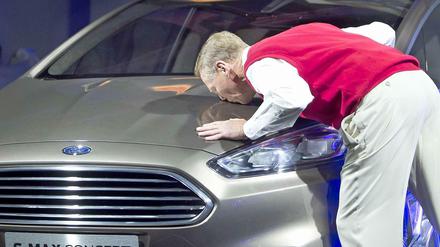 Die Liebe zum Auto - und zu seinem Arbeitgeber - demonstriert Ford-Chef Mulally auf der Ifa mit einem Küsschen fürs vernetzte Mobil.