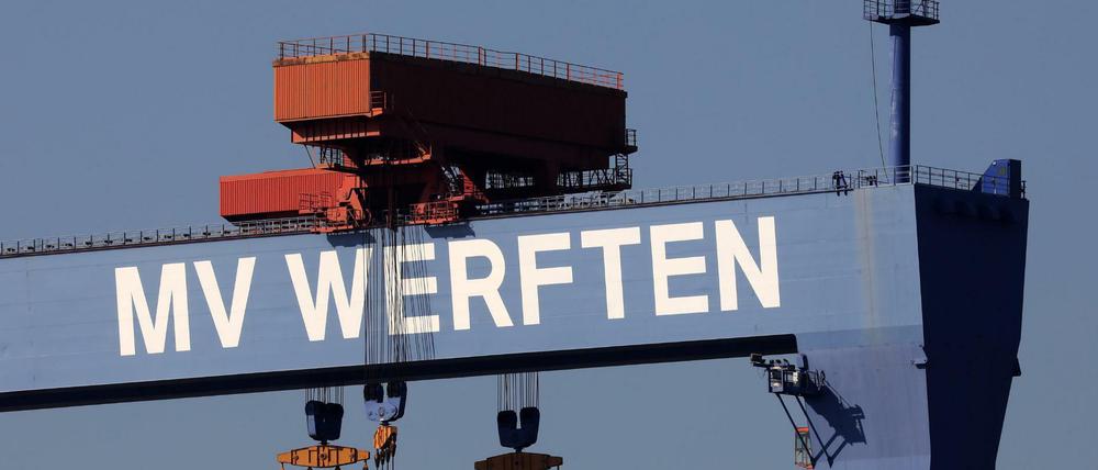 Ein Kran der MV Werften in Warnemünde (Archivbild) 