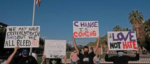 USA, Tucson: Demonstranten halten nach dem Tod des Schwarzen George Floyd Plakate hoch. Schon im April hatte es in Tucson einen Fall von tödlicher Polizeigewalt gegen den Latino Carlos Ingram Lopez gegeben.
