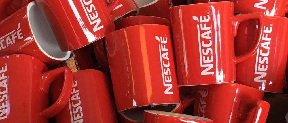 Nescafé-Tassen im Nestlé-Museum am Firmensitz in Vevey.