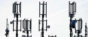 Antennen für den Mobilfunk. Die oberste Aufsichtsbehörde über den Telekommunikationsmarkt in Deutschland, die Bundesnetzagentur, versteigert in ihrer Niederlassung inMainz ein großes Frequenzpaket. 