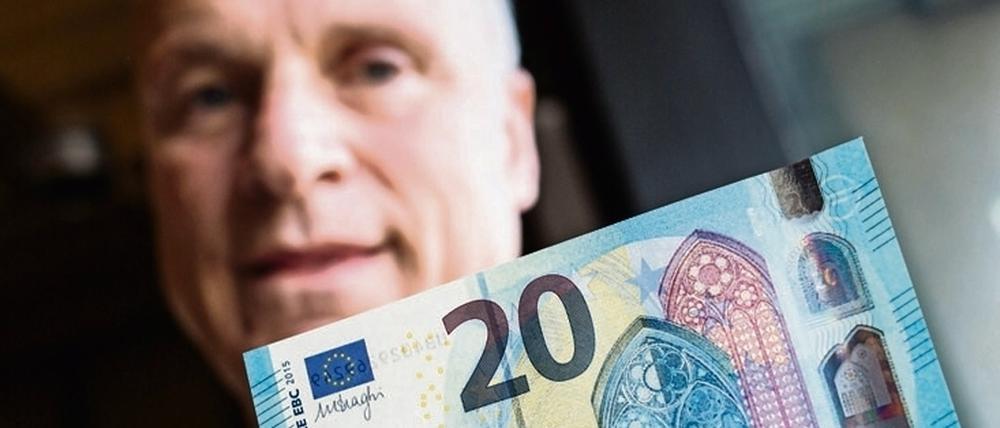 Carl-Ludwig Thiele zeigt 12.November 2015 in der Zentrale der Bundesbank in Frankfurt einen neuen 20-Euro-Schein.