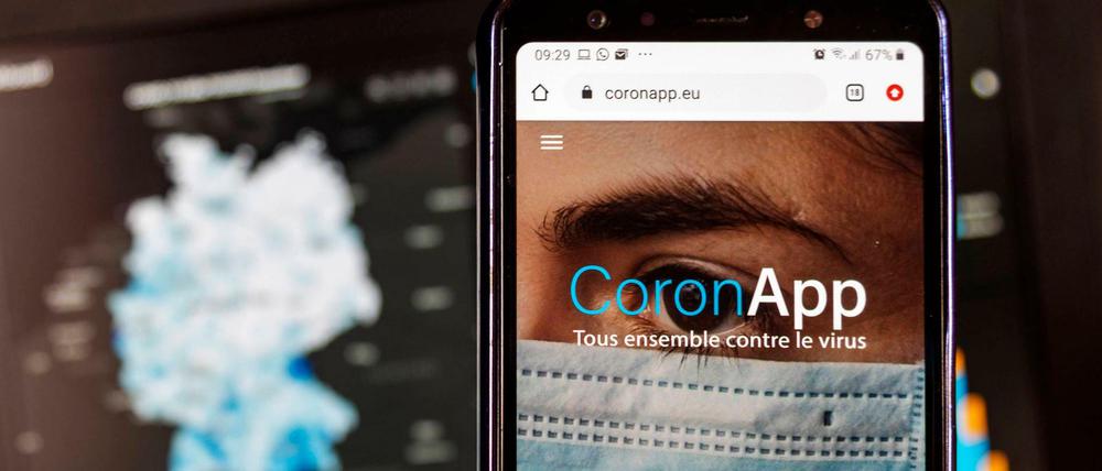 Die freiwilige Corona-App mit der Webseite des Robert Koch Instituts dahinter.