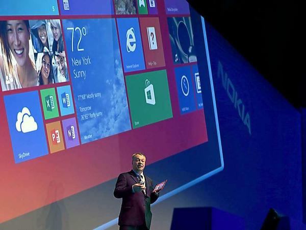 Der frühere Nokia-Chef Stephen Elop präsentierte am Dienstag in Abu Dhabi das neue Lumia 2520.