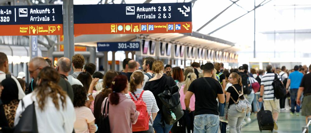 Viel Geduld brauchen Passagiere – wie hier an der Sicherheitskontrolle am Flughafen Köln-Bonn.