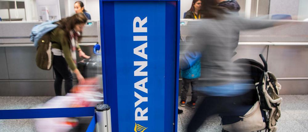 Abfertigung läuft: Ryanair-Passagiere am Freitag am Schalter am Frankfurter Flughafen.
