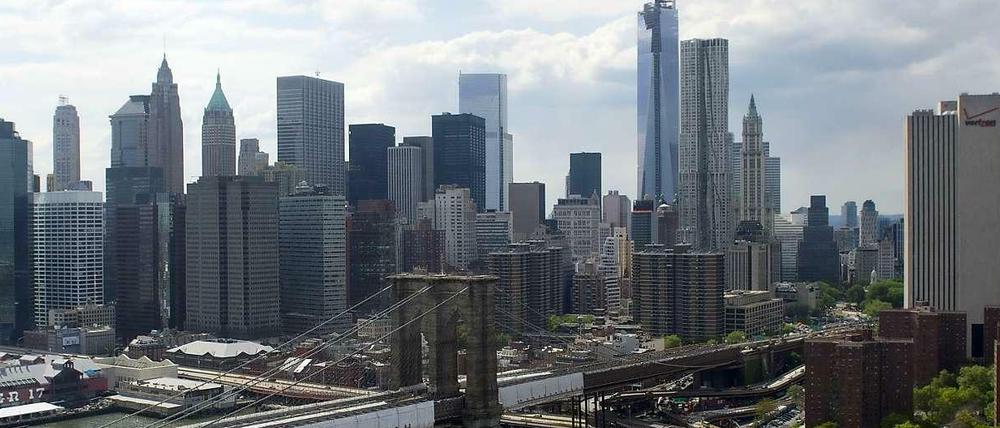 Die Skyline von New York mit der Brooklyn Bridge im Vordergrund.