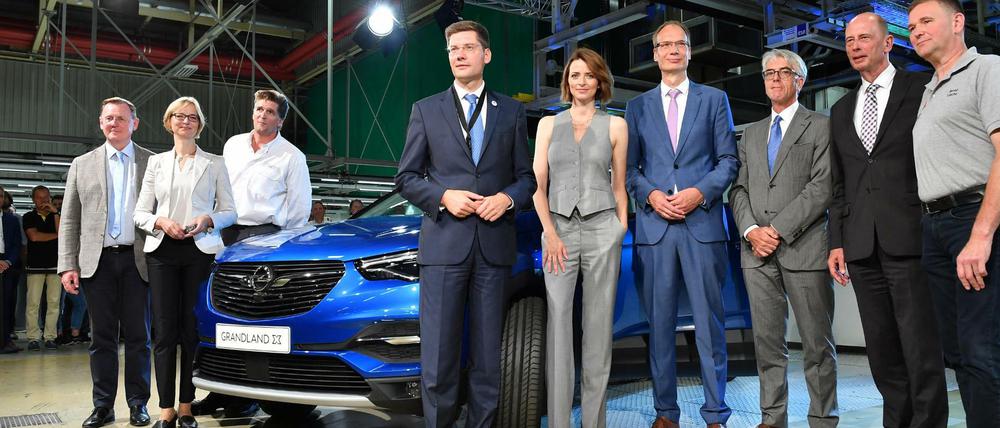 In der bisher auf Kleinwagen spezialisierten Autofabrik in Eisenach startet ab sofort die Produktion des Stadtgeländewagens Grandland. Im blauen Anzug: Opel-Chef Michael Lohscheller.