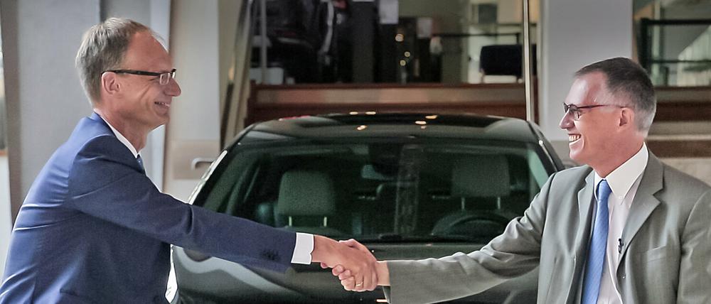 Handshake: Opel-Chef Michael Lohscheller und der Vorstandsvorsitzende von PSA, Carlos Tavares (rechts), vor dem neuen Insignia. 
