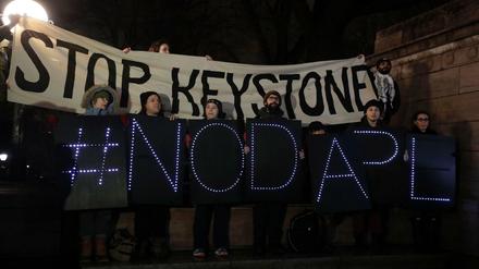 Nachdem Präsident Donald Trump den Weiterbau der umstrittenen Pipelines Keystone XL und Dakota Access Pipeline angeordnet hat, protestierten Umweltschützer in New York dagegen. 