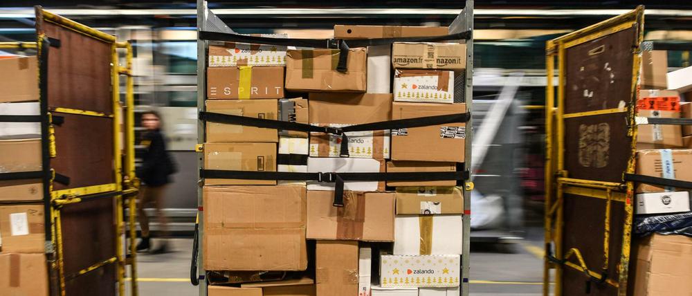 Die Nachfrage nach Verpackungspapier steigt. Mehr als 3,3 Milliarden Pakete werden jährlich verschickt. 