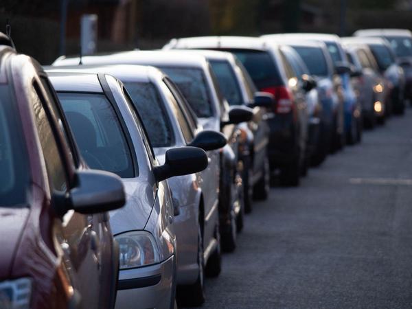 Zu viele Autos, zu wenig Parkraum: In Großstädten ist das ein Problem. 