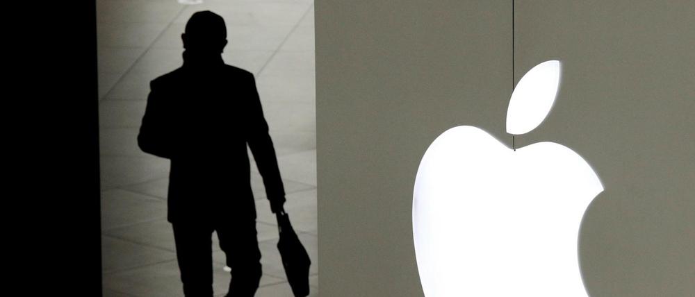 Ein Mann verlässt einen Apple Store in Peking, China. 