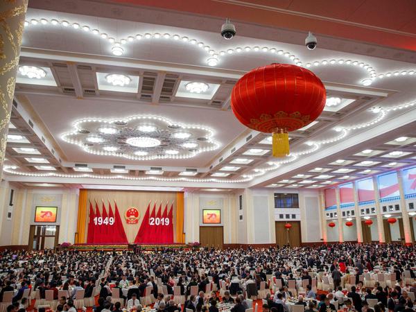 In Peking haben die Feierlichkeiten zum 70. Geburtstag der Volksrepublik China begonnen. 