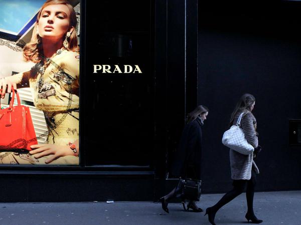 Die größten italienischen Unternehmen der Branche, Armani oder Prada, kommen auf Jahresumsätze von zwei bis vier Milliarden Euro.