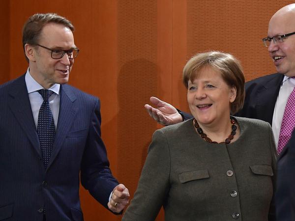Ein Bild aus besseren Tagen: Auf diesem Archivbild von Ende Januar 2018 scherzt Bundesbankpräsident Jens Weidmann (links) mit Kanzlerin Angela Merkel und Bundeswirtschaftsminister Peter Altmaier (beide CDU).