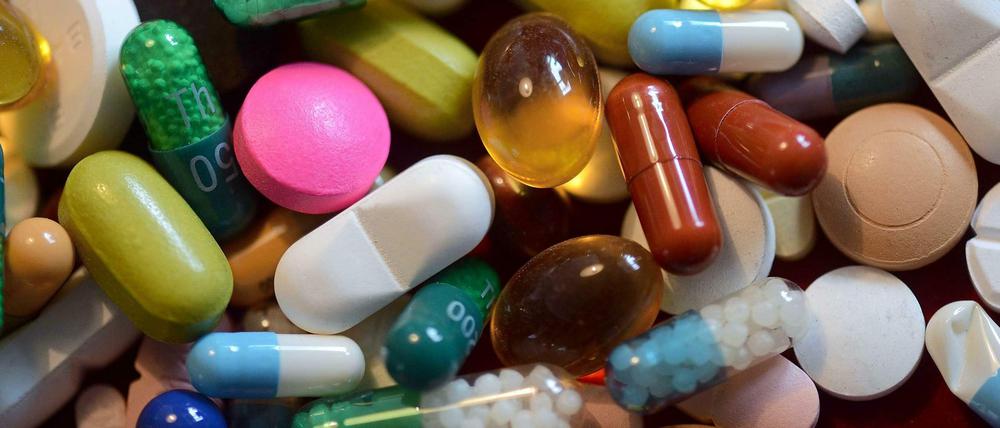 Die Pharmafirmen bringen zu viele Medikamente auf den Markt, die wenig neuen Nutzen bringen, klagen die Krankenkassen.
