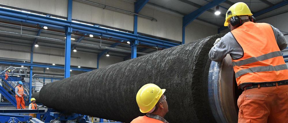 Die deutsche Wirtschaft wächst schneller als erwartet - hier die Fertigung von Pipeline-Rohren der Wasco Coatings Germany GmbH in Mukran (Mecklenburg-Vorpommern). 