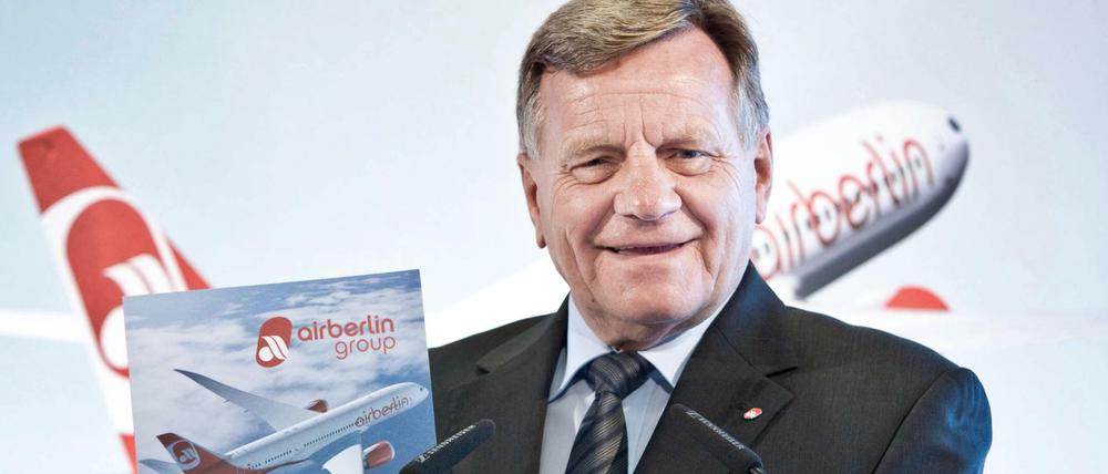 Da flog er noch auf Air Berlin: Hartmut Mehdorn in seiner Zeit als Vorstandsvorsitzender - bei einer Pressekonferenz im Jahr 2012.